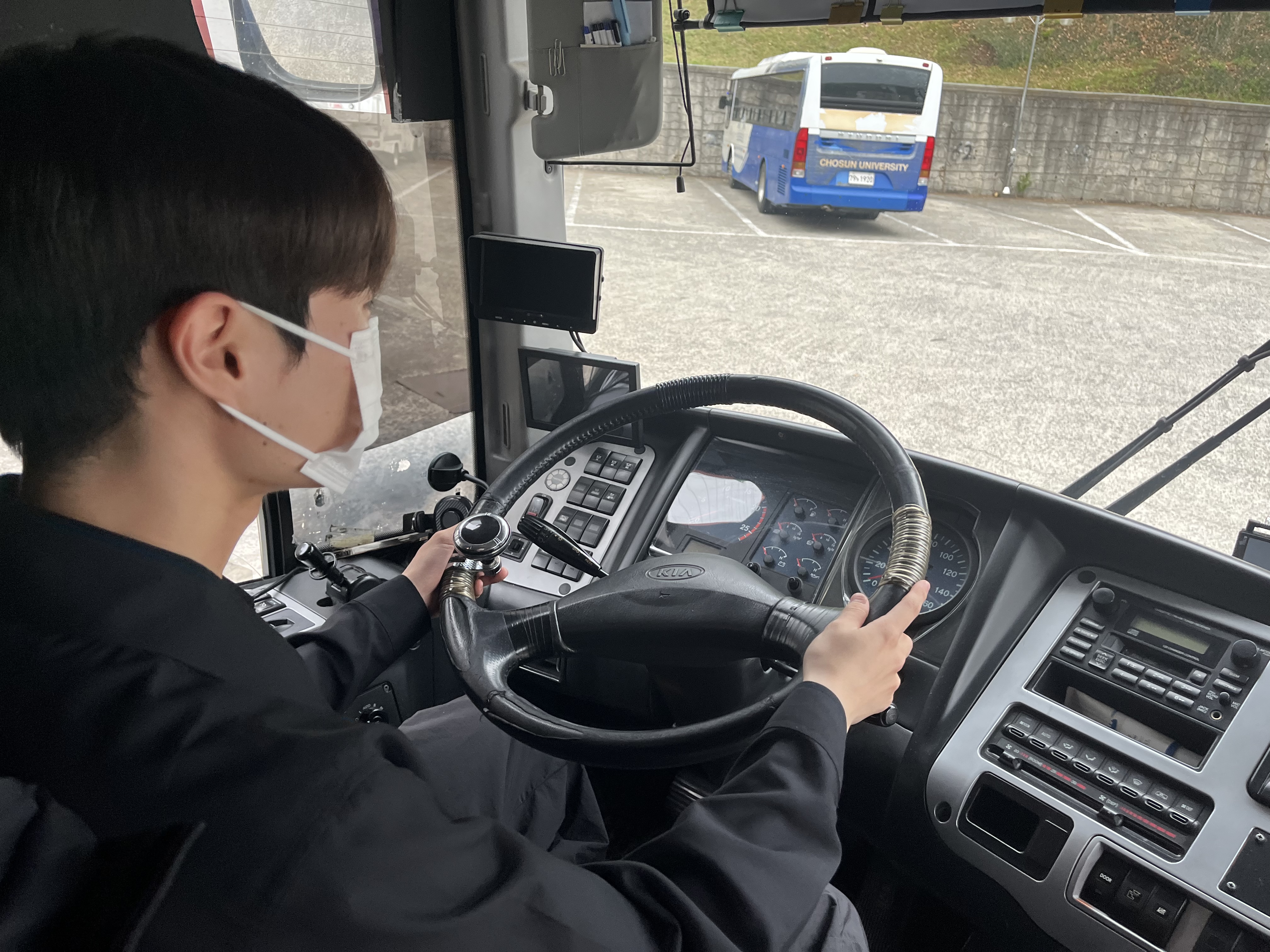 ▲버스 운행 전 차량을 점검하는 모습