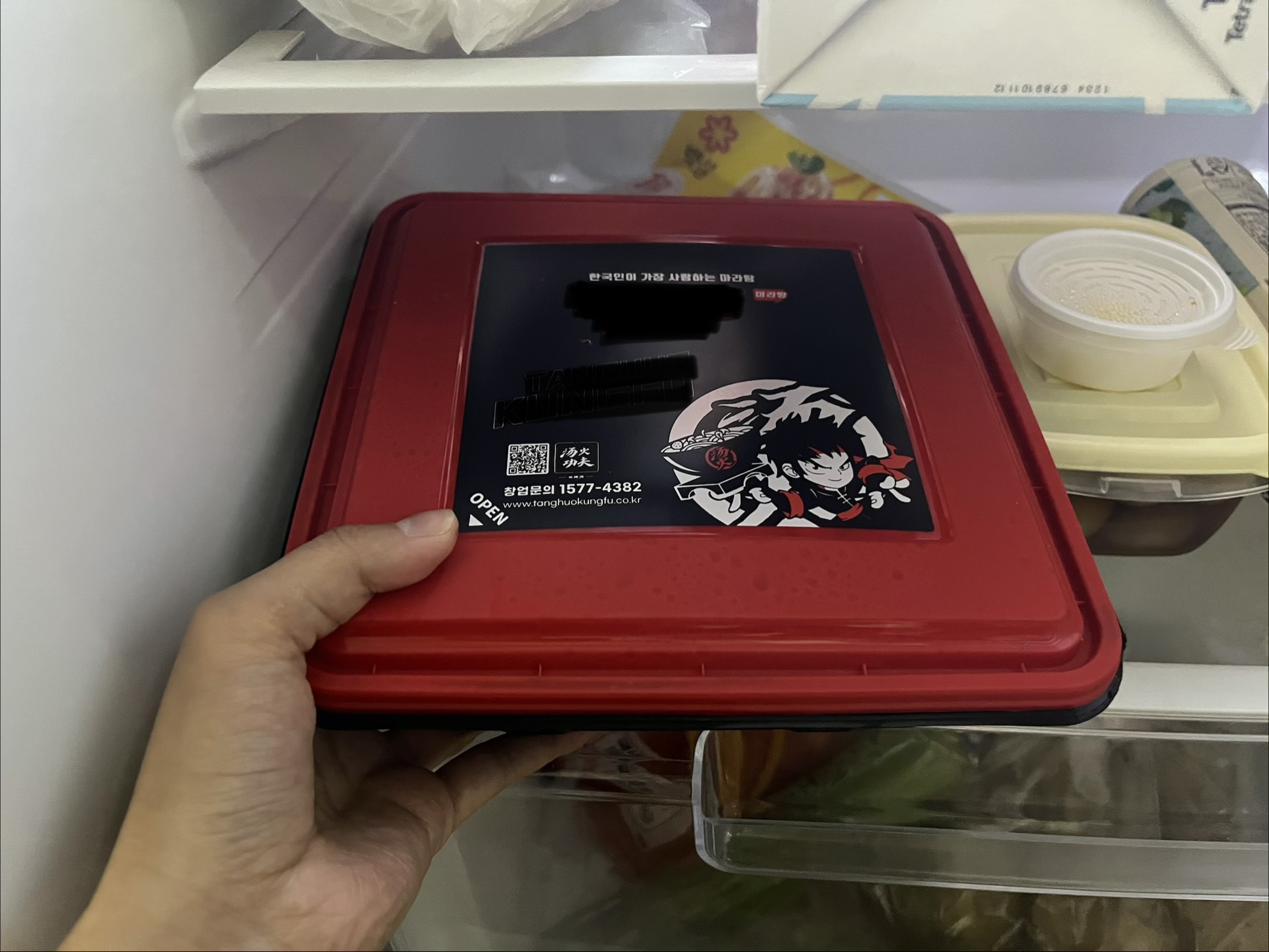 배달된 조리식품을 먹고 남은 음식은 즉시 냉장보관하는 모습