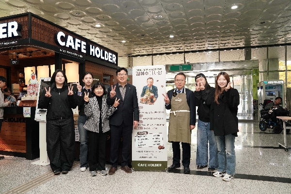 2025.11.4 김이수 이사장 카페홀더 명예점장 사회공헌활동 대표이미지