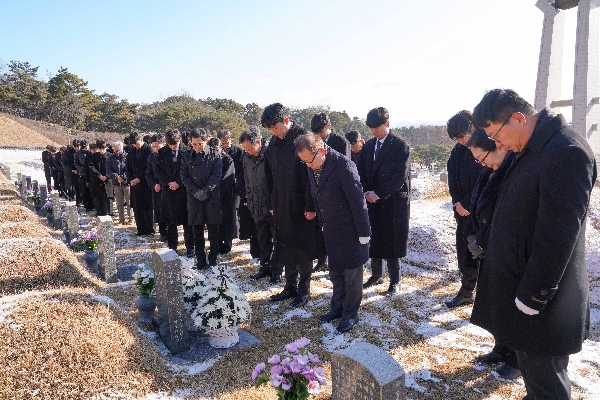 조선대, 교무위원 5·18 민주묘역 참배로 2026년 개교 80주년 열어 대표이미지